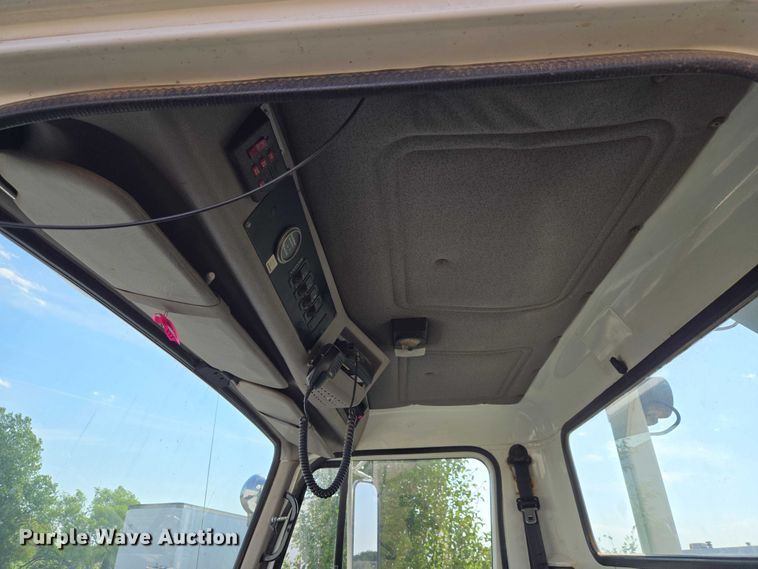 image for item EW0156 2001 International 4700 bucket truck
