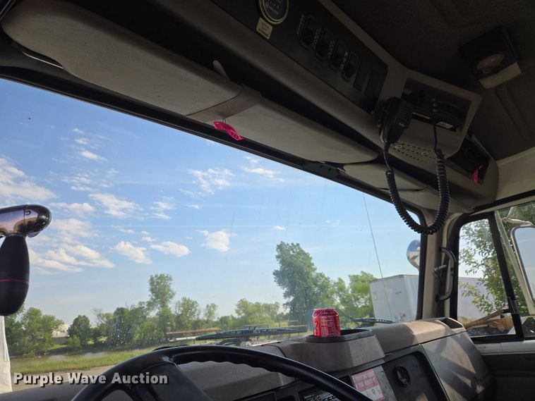 image for item EW0156 2001 International 4700 bucket truck
