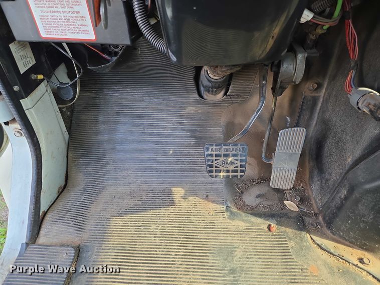 image for item EW0156 2001 International 4700 bucket truck