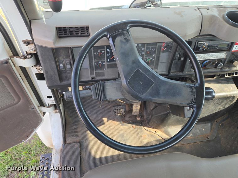image for item EW0156 2001 International 4700 bucket truck