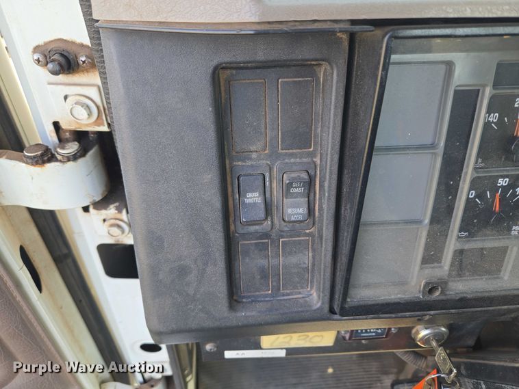 image for item EW0156 2001 International 4700 bucket truck