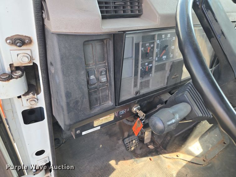 image for item EW0156 2001 International 4700 bucket truck