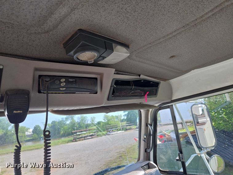 image for item EW0156 2001 International 4700 bucket truck