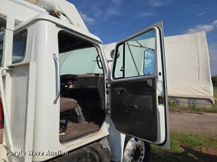 image for item EW0156 2001 International 4700 bucket truck