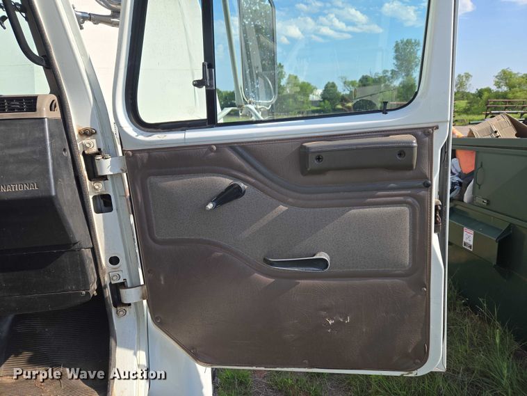 image for item EW0156 2001 International 4700 bucket truck