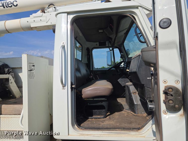 image for item EW0156 2001 International 4700 bucket truck