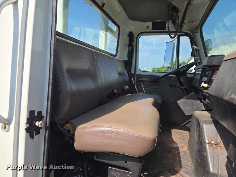 image for item EW0156 2001 International 4700 bucket truck