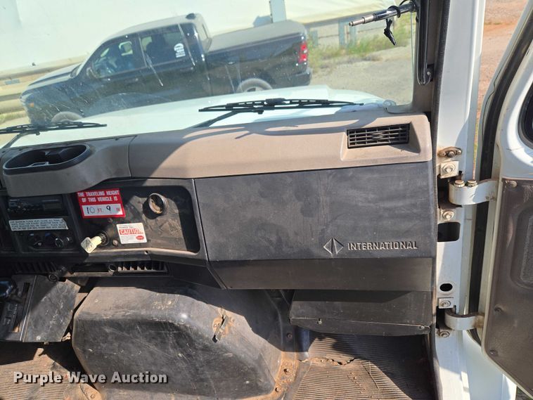 image for item EW0156 2001 International 4700 bucket truck