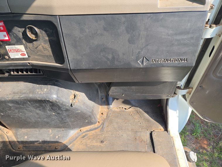 image for item EW0156 2001 International 4700 bucket truck
