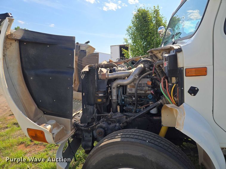 image for item EW0156 2001 International 4700 bucket truck