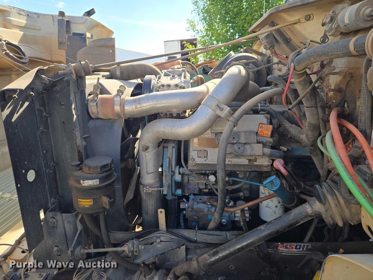 image for item EW0156 2001 International 4700 bucket truck