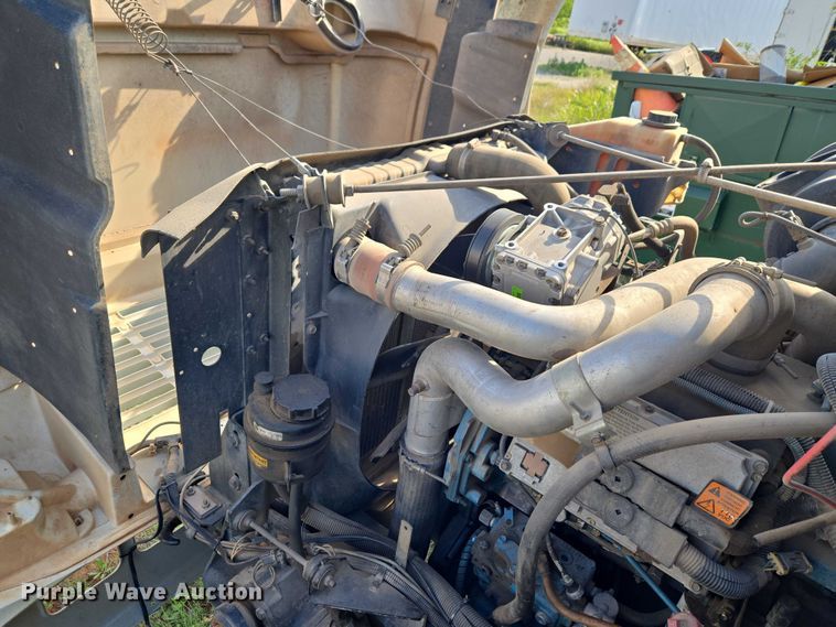 image for item EW0156 2001 International 4700 bucket truck