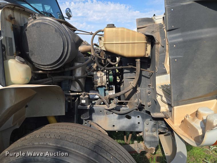 image for item EW0156 2001 International 4700 bucket truck