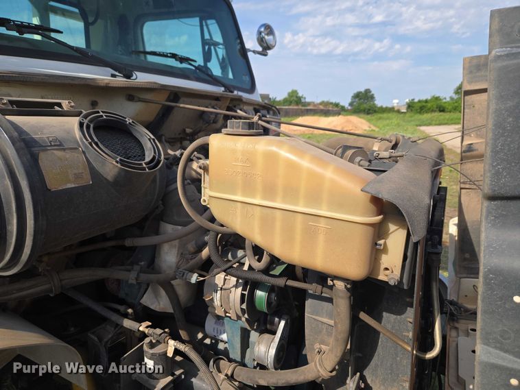 image for item EW0156 2001 International 4700 bucket truck