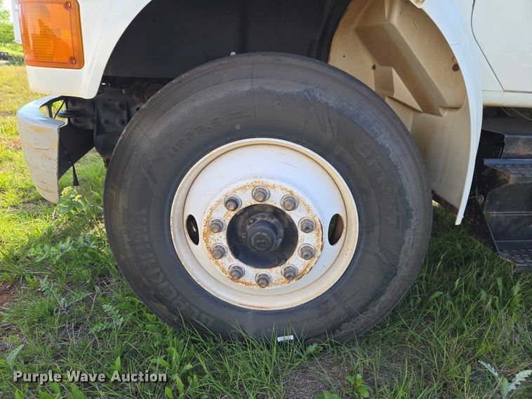 image for item EW0156 2001 International 4700 bucket truck