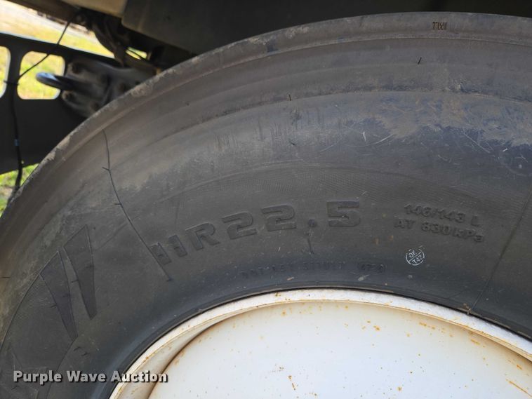 image for item EW0156 2001 International 4700 bucket truck