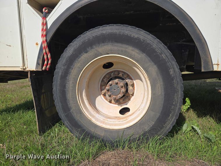 image for item EW0156 2001 International 4700 bucket truck