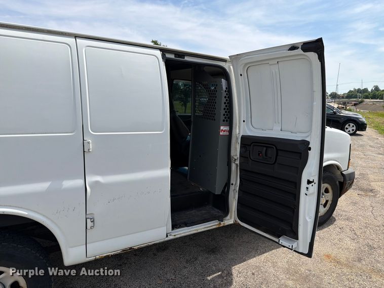 image for item EX4501 2003 Chevrolet Express 2500 van