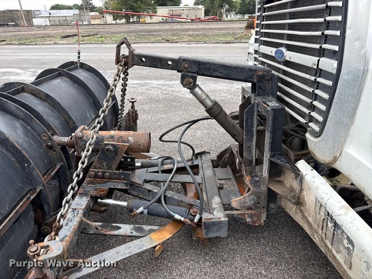 image for item FB6516 1989 Ford LNT8000 dump truck