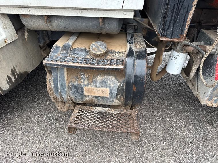 image for item FB6516 1989 Ford LNT8000 dump truck