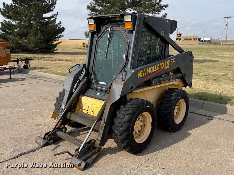image for item FB6642 2003 New Holland LS170 skid steer loader