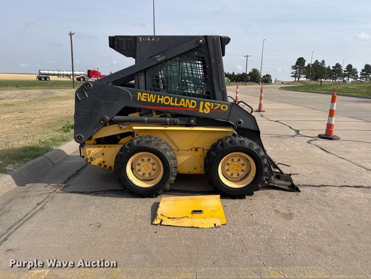 image for item FB6642 2003 New Holland LS170 skid steer loader