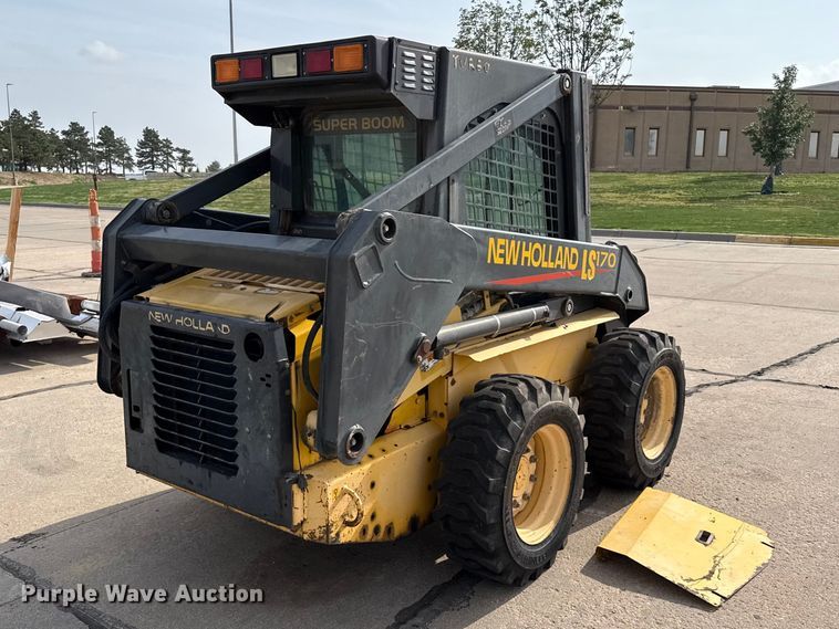 image for item FB6642 2003 New Holland LS170 skid steer loader