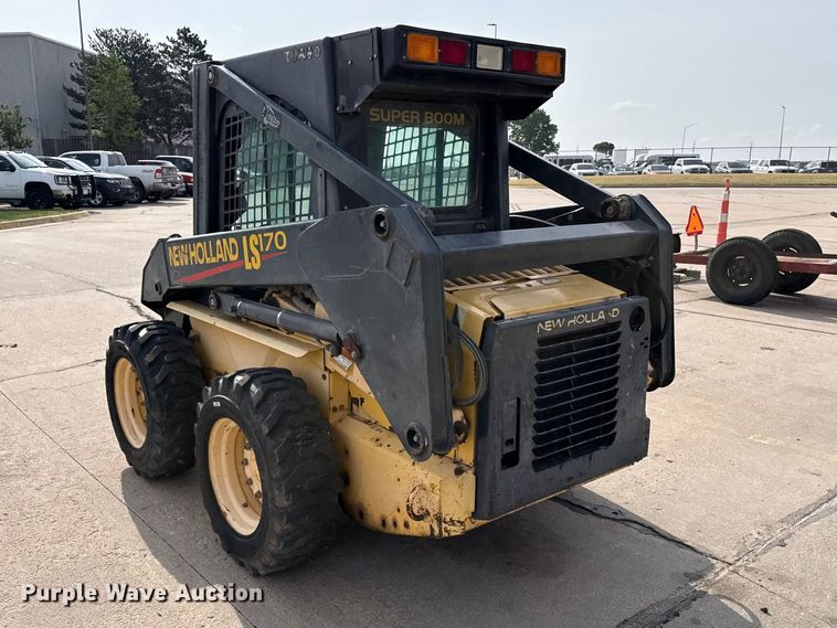 image for item FB6642 2003 New Holland LS170 skid steer loader