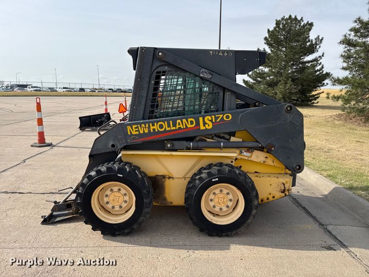 image for item FB6642 2003 New Holland LS170 skid steer loader