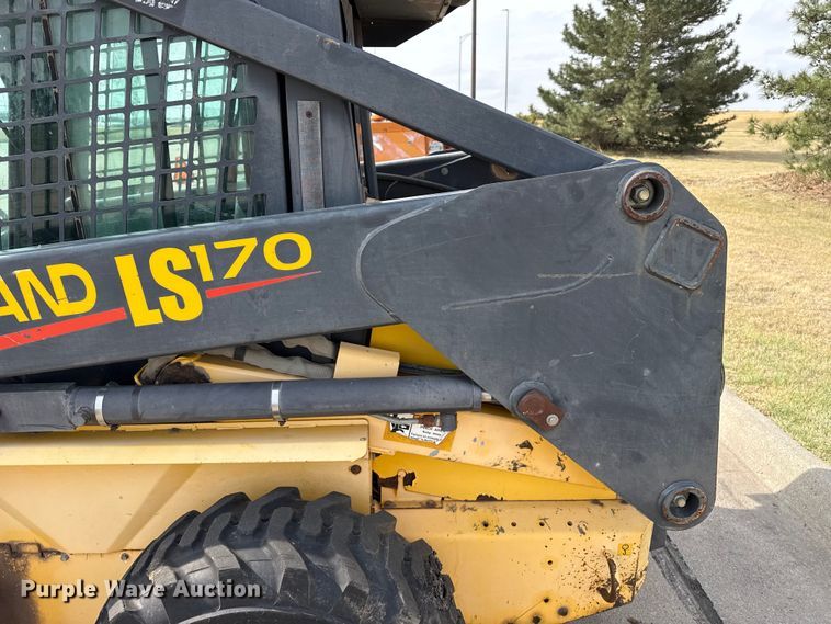 image for item FB6642 2003 New Holland LS170 skid steer loader