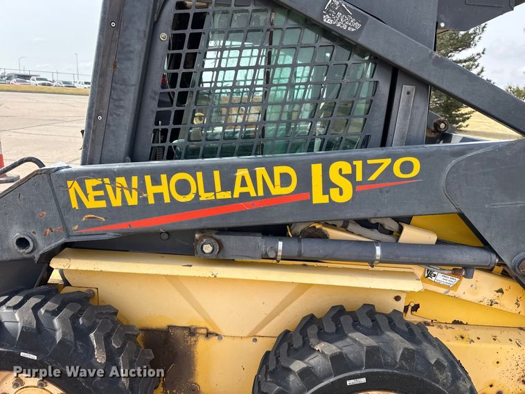 image for item FB6642 2003 New Holland LS170 skid steer loader