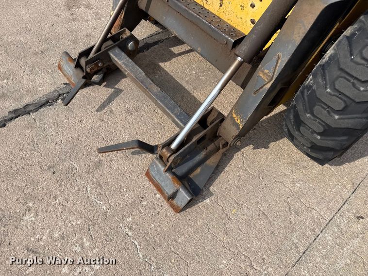 image for item FB6642 2003 New Holland LS170 skid steer loader