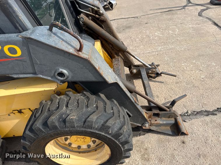 image for item FB6642 2003 New Holland LS170 skid steer loader