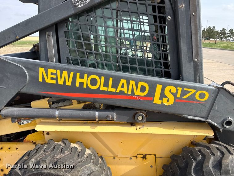 image for item FB6642 2003 New Holland LS170 skid steer loader