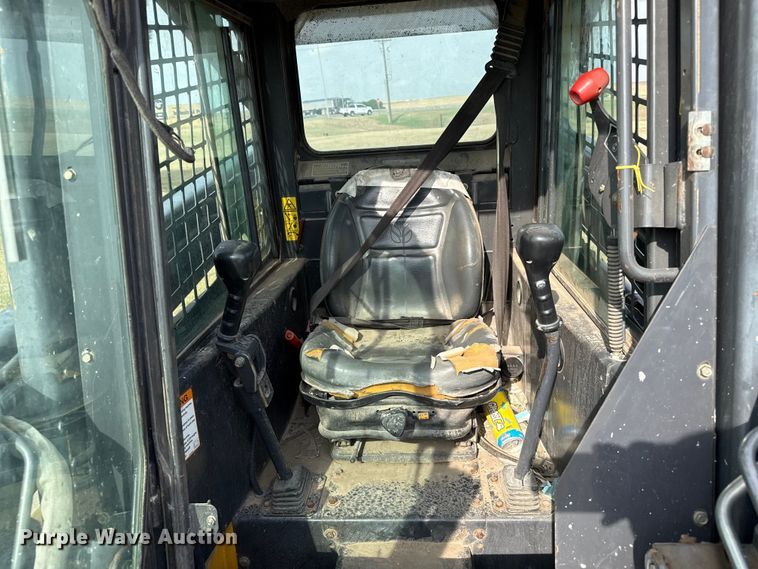image for item FB6642 2003 New Holland LS170 skid steer loader