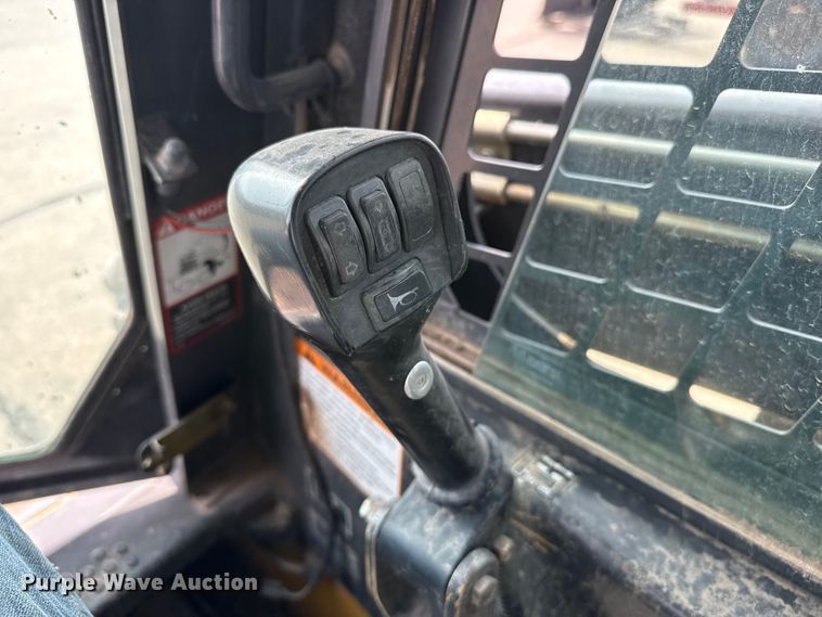 image for item FB6642 2003 New Holland LS170 skid steer loader