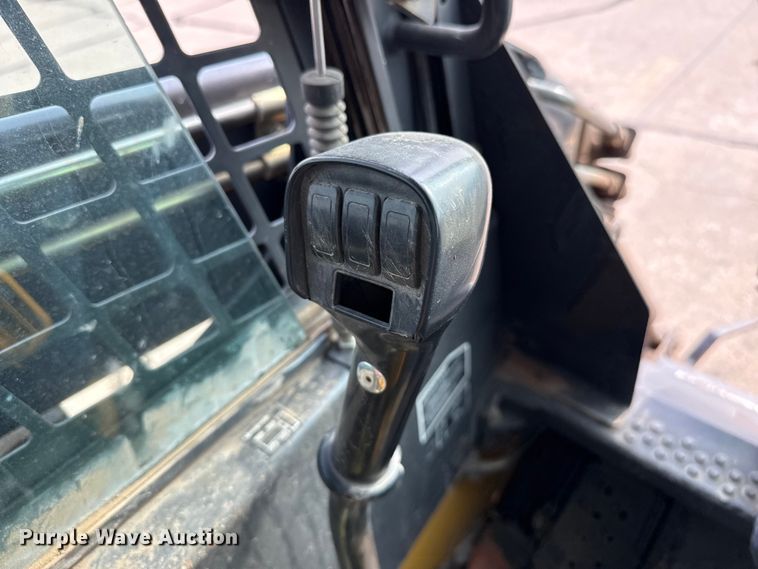 image for item FB6642 2003 New Holland LS170 skid steer loader