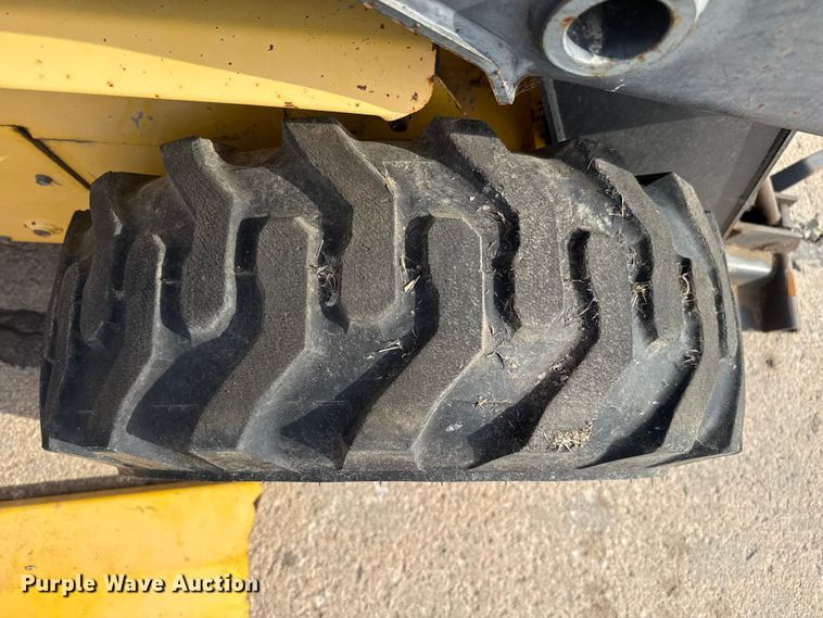 image for item FB6642 2003 New Holland LS170 skid steer loader