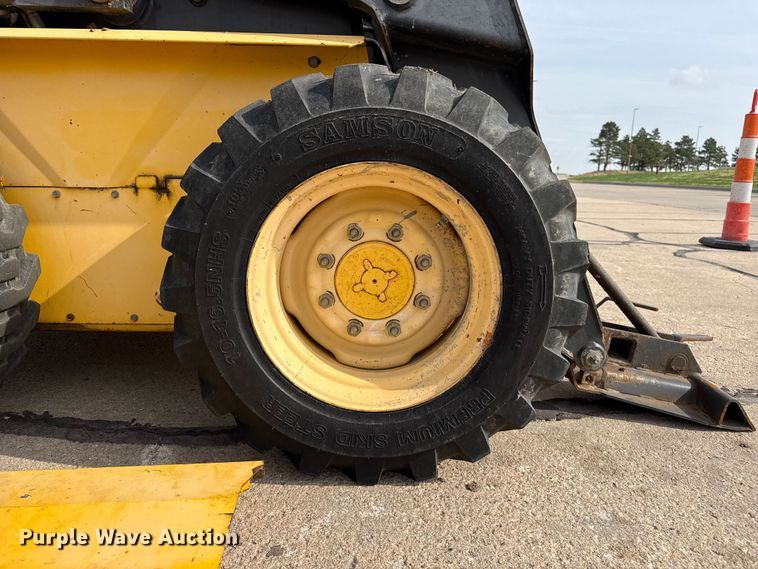 image for item FB6642 2003 New Holland LS170 skid steer loader