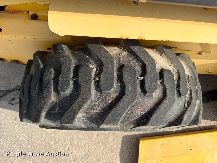 image for item FB6642 2003 New Holland LS170 skid steer loader