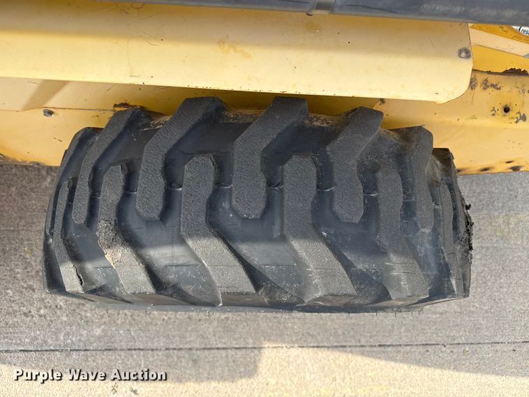 image for item FB6642 2003 New Holland LS170 skid steer loader