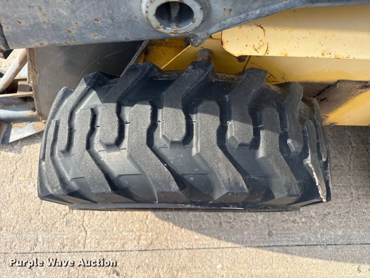 image for item FB6642 2003 New Holland LS170 skid steer loader