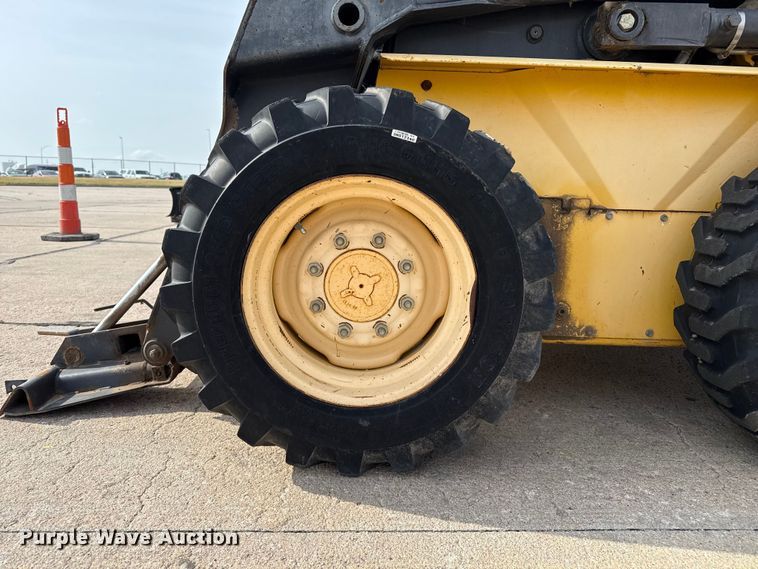image for item FB6642 2003 New Holland LS170 skid steer loader