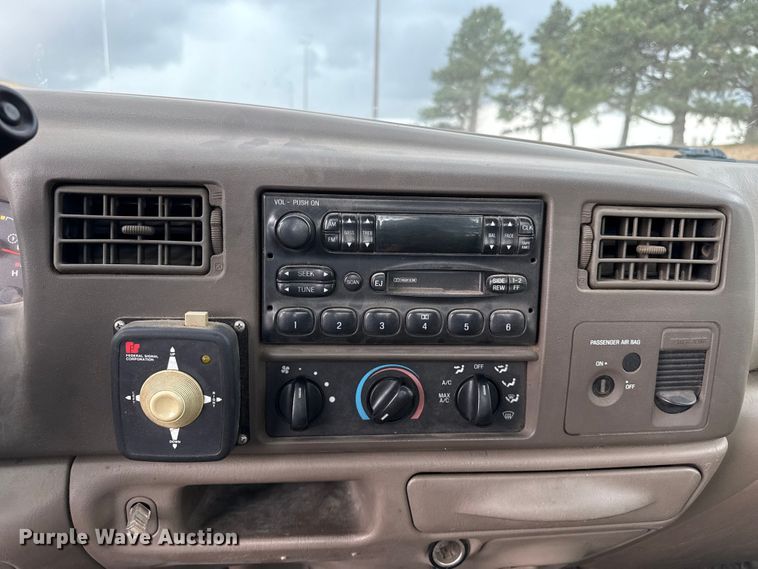 image for item FB6647 2003 Ford F250 Super Duty XL flatbed pickup truck