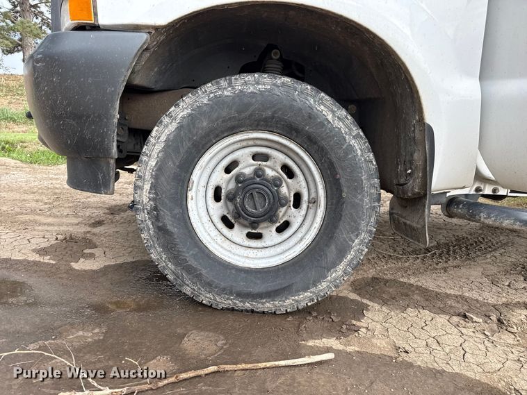 image for item FB6647 2003 Ford F250 Super Duty XL flatbed pickup truck