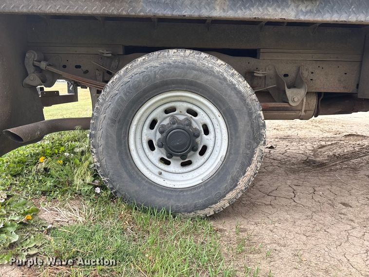 image for item FB6647 2003 Ford F250 Super Duty XL flatbed pickup truck