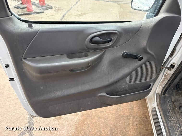 image for item FB6648 2002 Ford F150 XL pickup truck