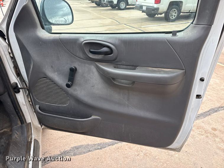 image for item FB6648 2002 Ford F150 XL pickup truck