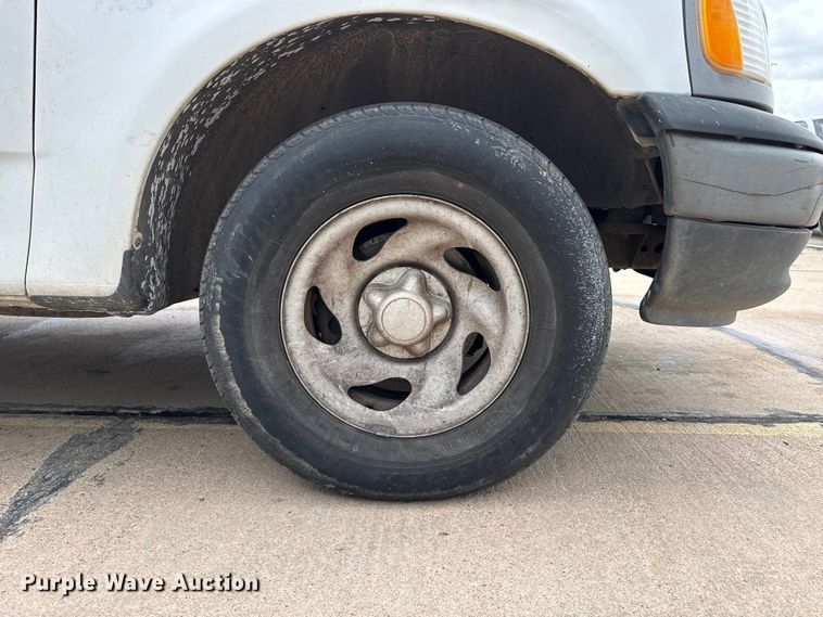 image for item FB6648 2002 Ford F150 XL pickup truck