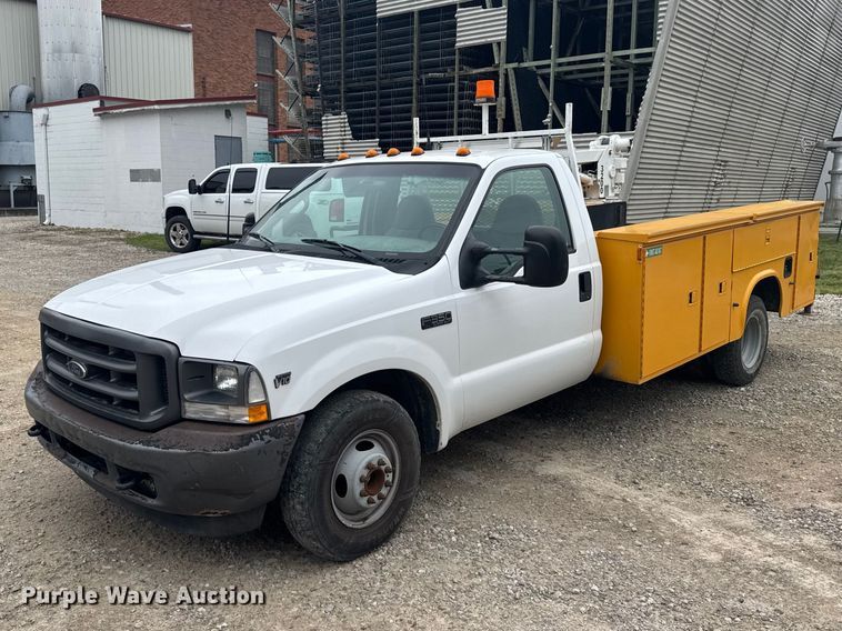 2002 Ford F350 Super Duty utility bed pickup truck